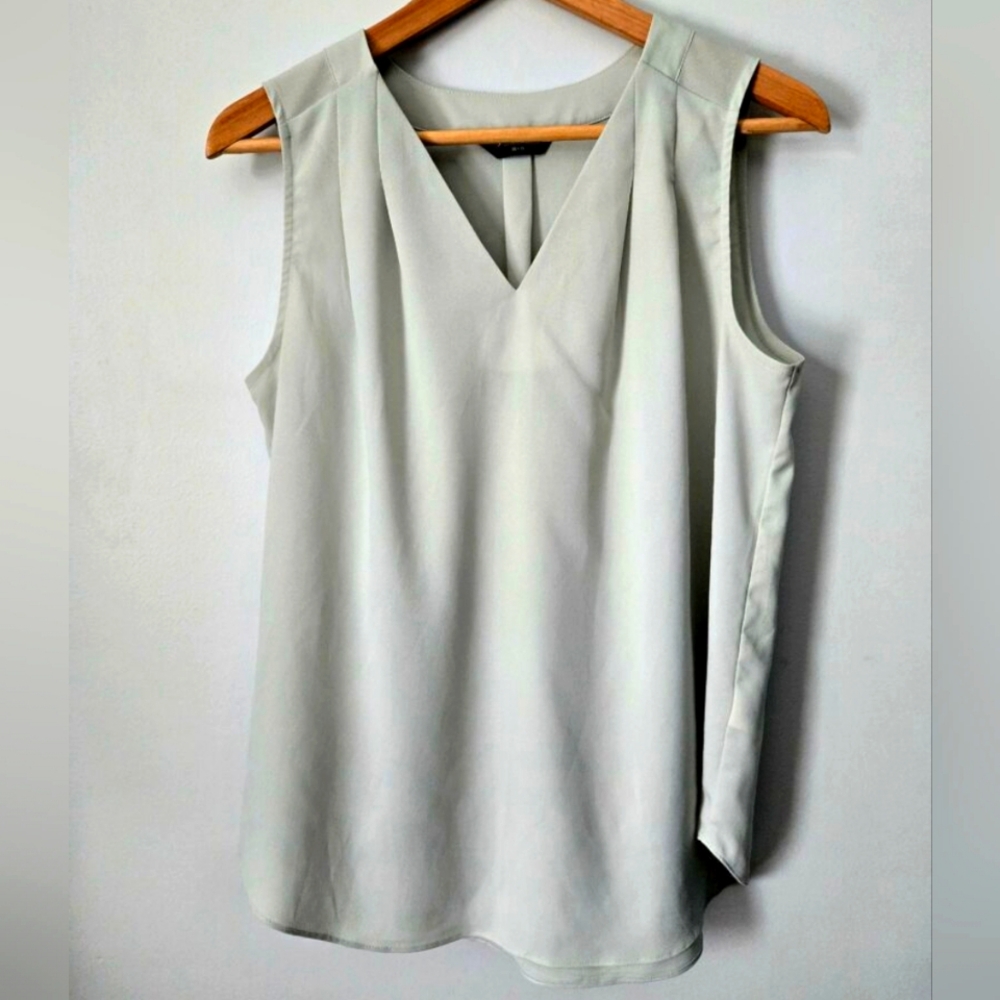 DENVER HAYES Elegant Light Green-Gray Sleeveless Top